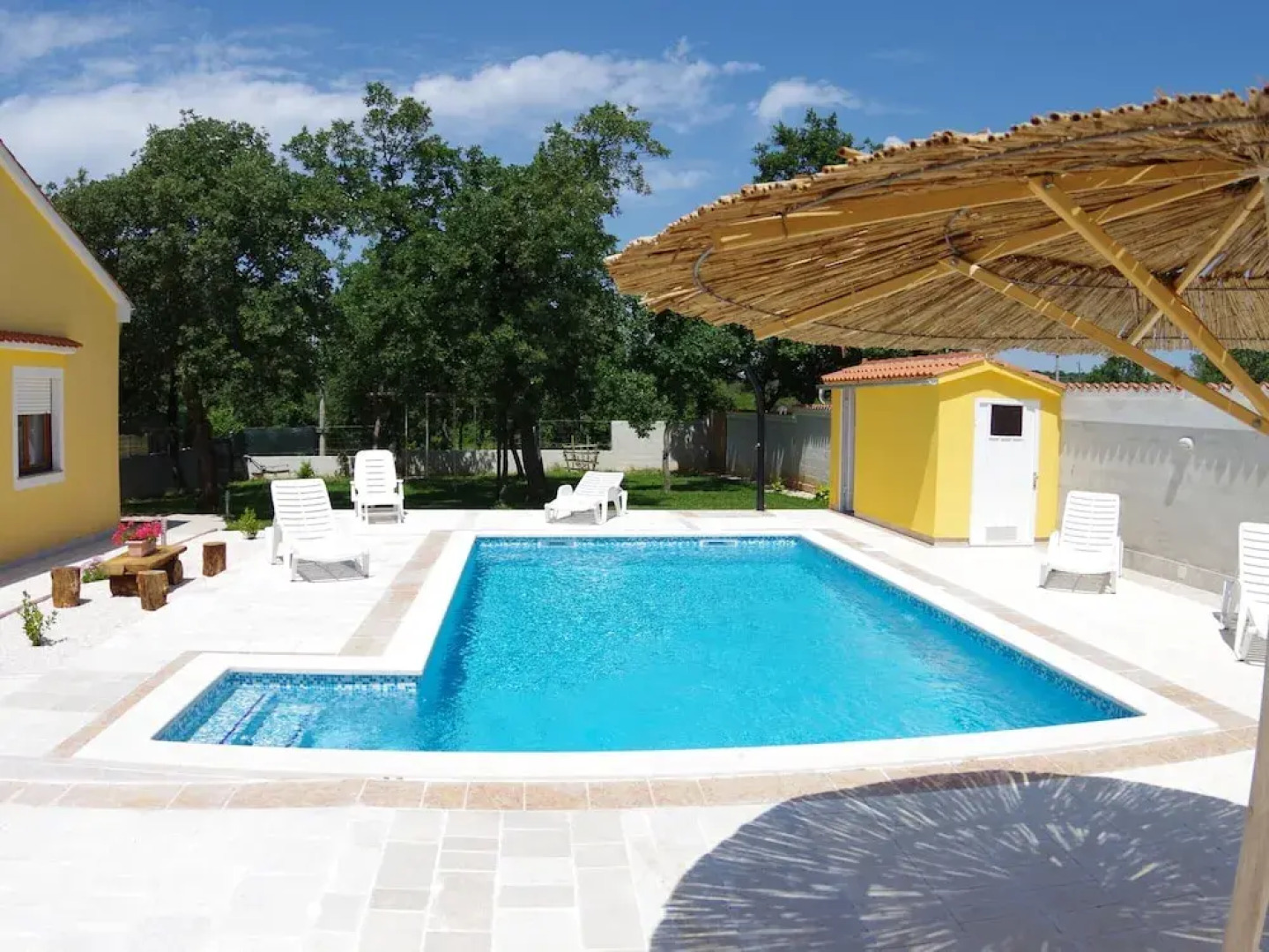 Detached House at Country Side, Fenced Private Garden Ideal for 2 Fam, Wifi