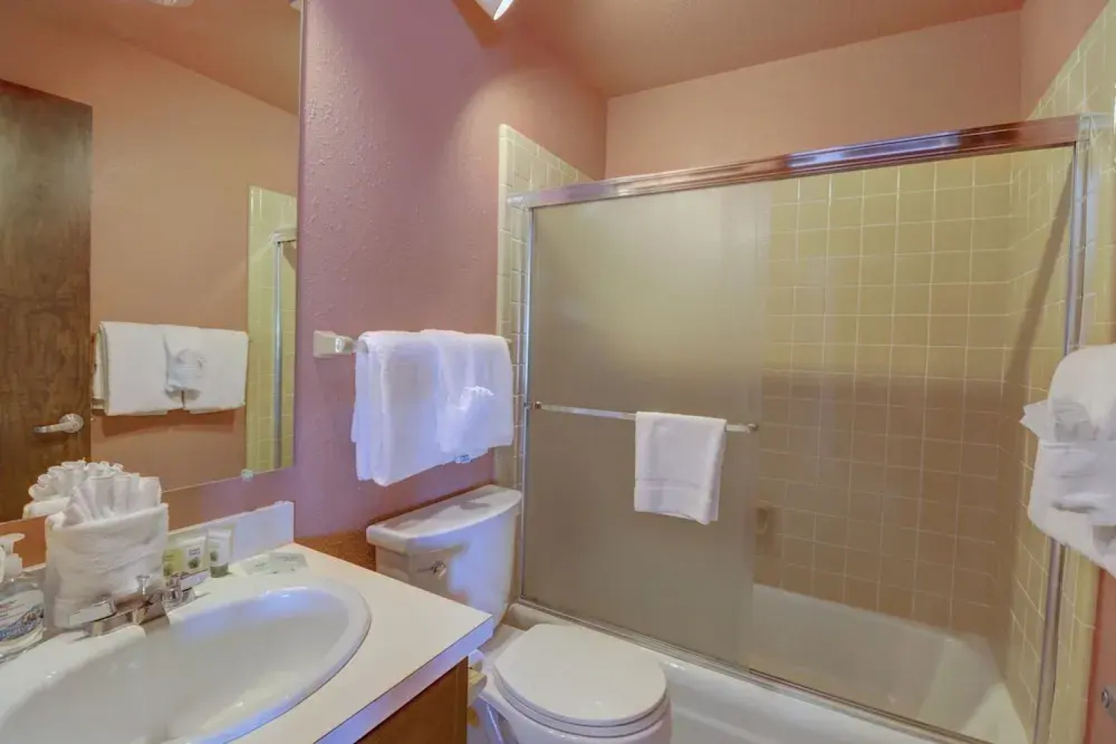 Cc20 Chateau Claire 2 Bedroom Condo by Redawning