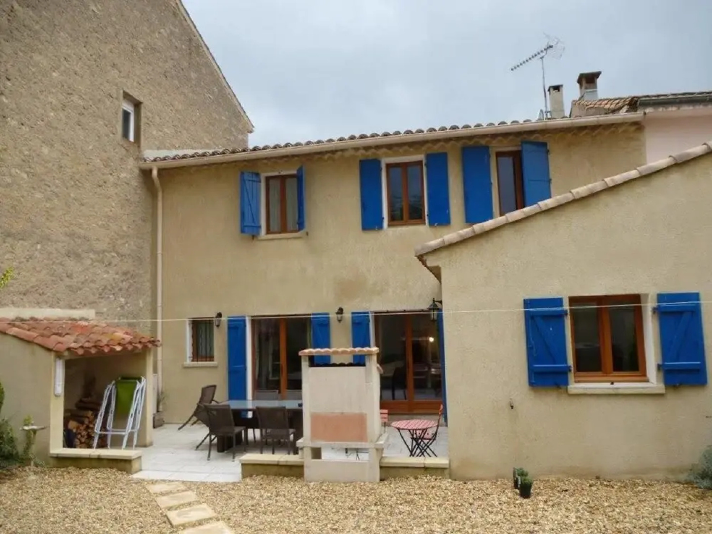 Hirondelle in Charming Village