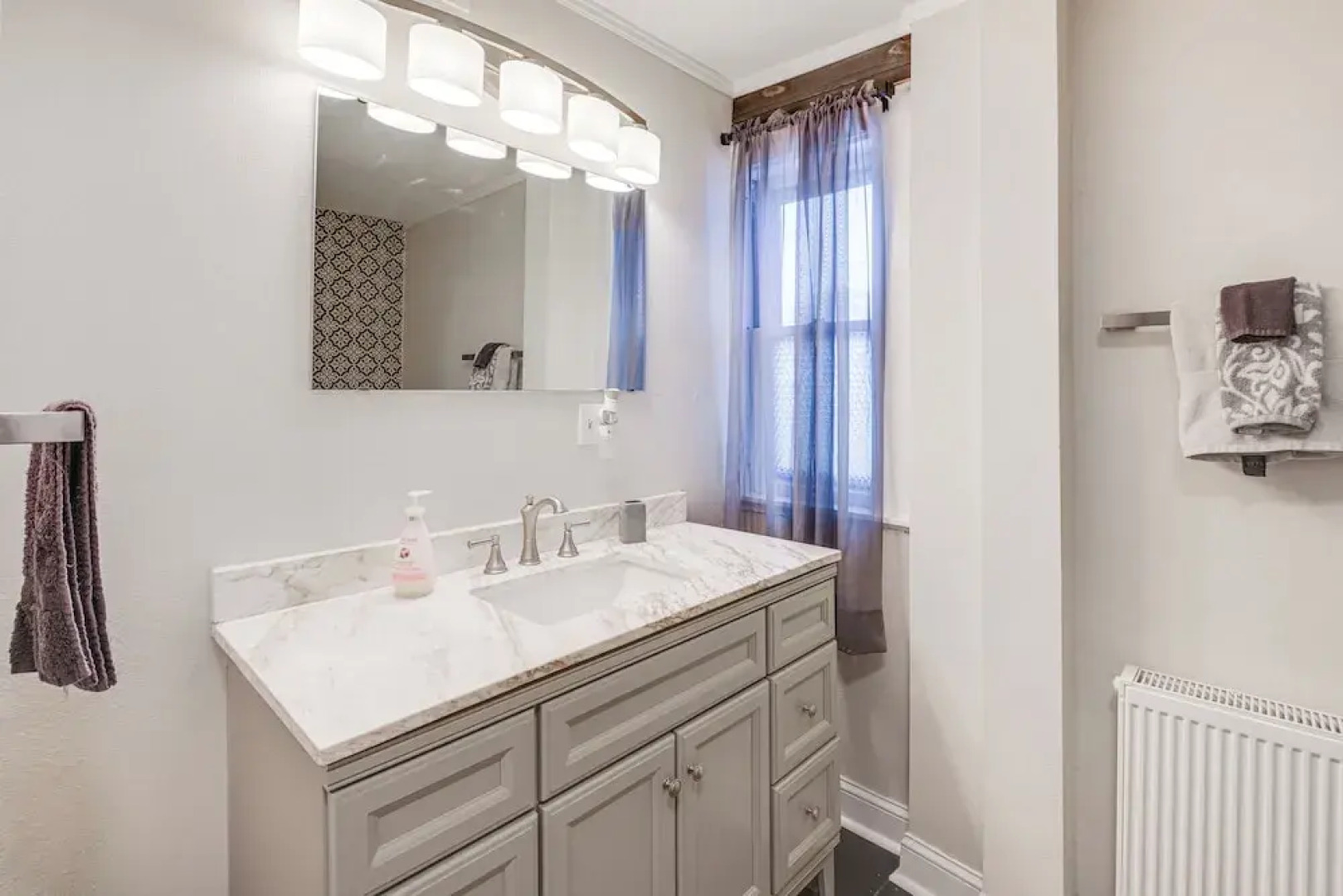 Close to Dtwn Bangor: Inviting Maine Home