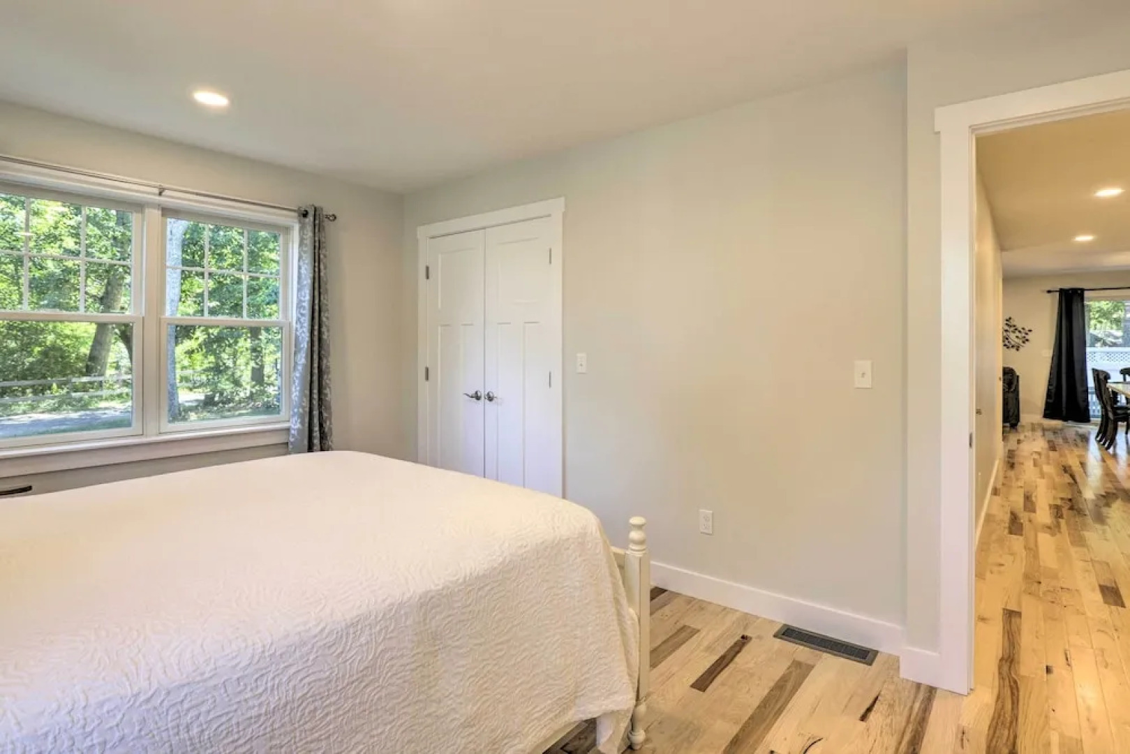 Sun-dappled Retreat - Walk to Wickaboag Lake!