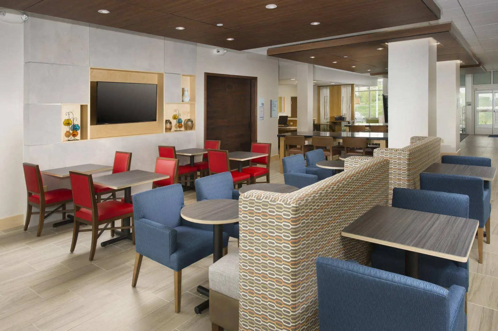 Holiday Inn Express & Suites Altoona by IHG