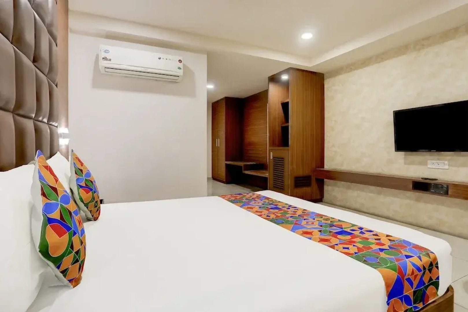 Hotel Simran Raghuveer Para by OYO Rooms