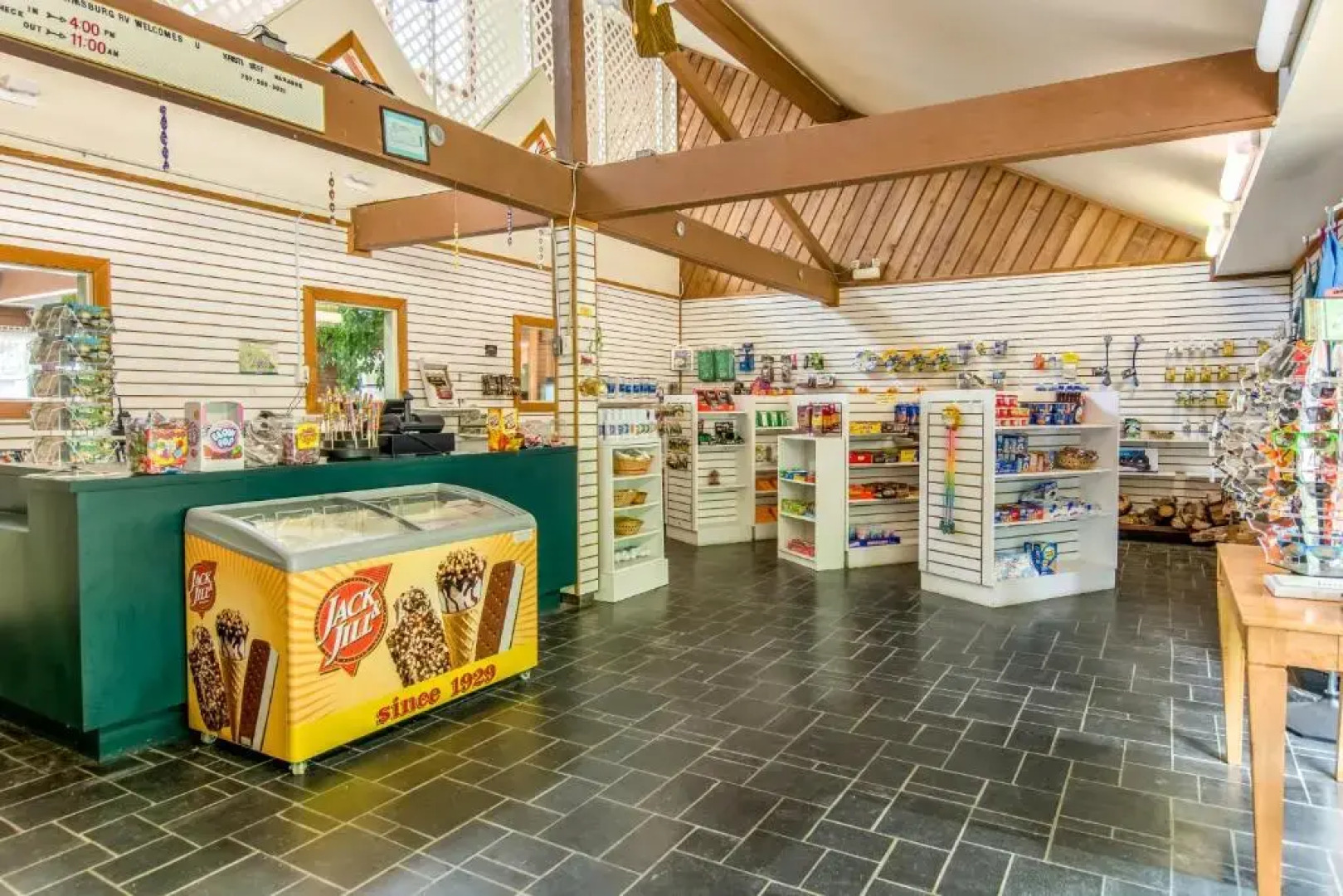 Williamsburg Camping Resort 28 ft. Park Model 11