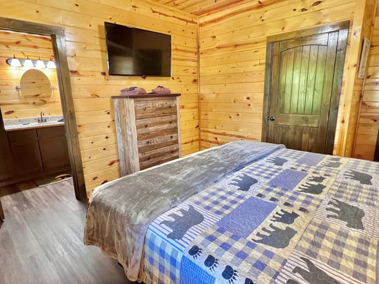 South Side Serenity 2 Bedroom Cabin by RedAwning