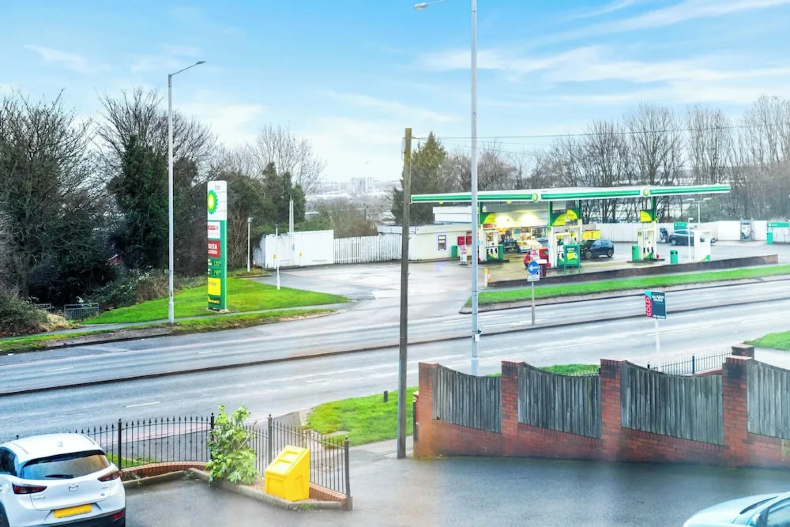 Cosy 2 bed Apt With Free Parking by Oldbury