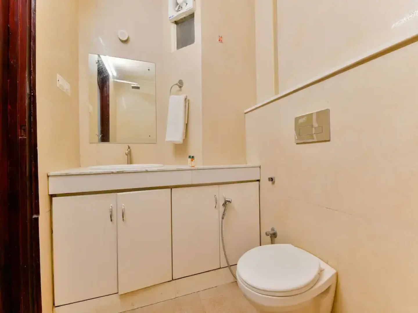 OYO 16663 Plaza Suites Hotel