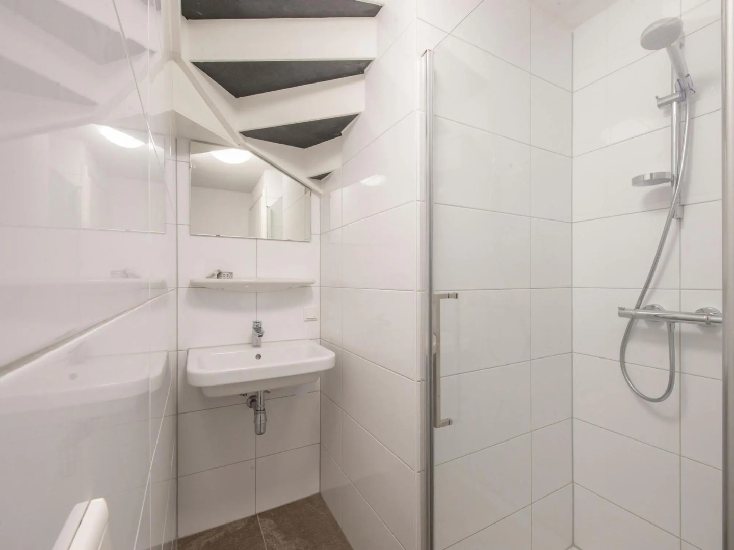 Thatched villa with two bathrooms, on a holiday park surrounded by nature