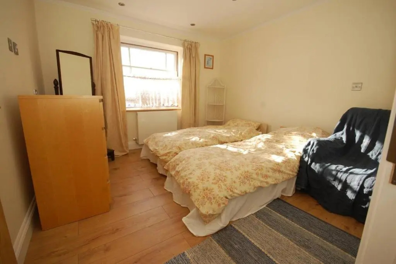 Broxbourne Two-Bedroom Apartment Close To Amenities