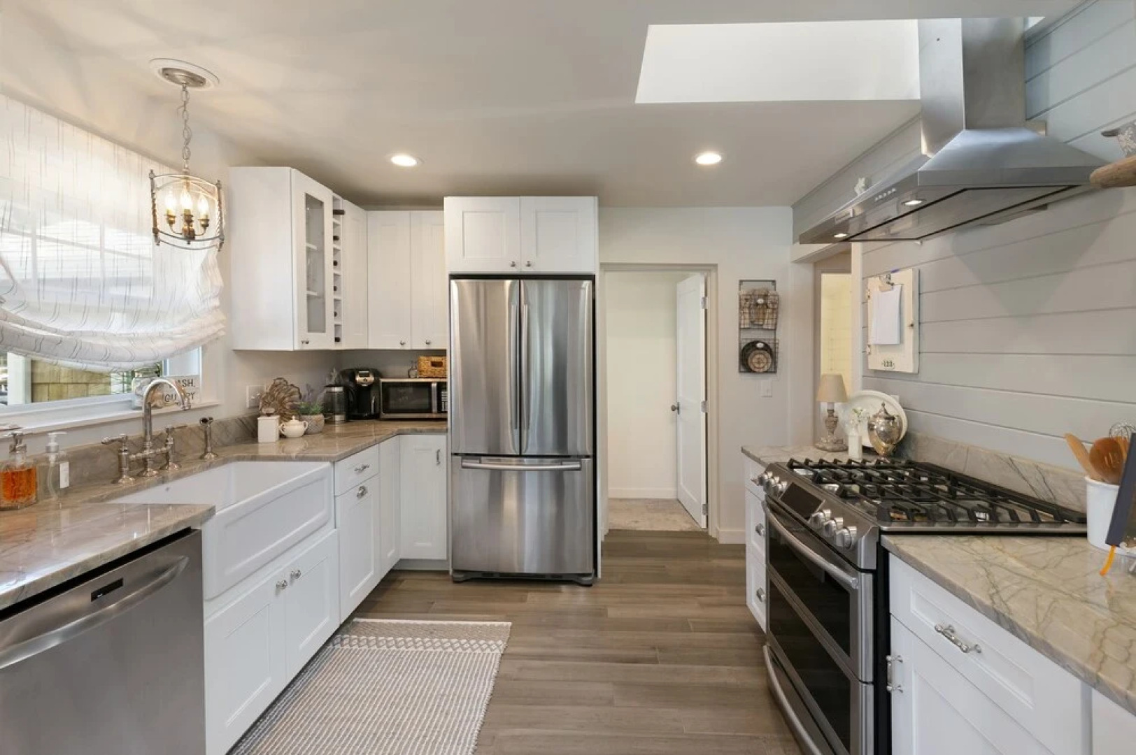 Red Door Cottage by Avantstay Cute Cottage w/ Ocean Views 1 Block From Beach!