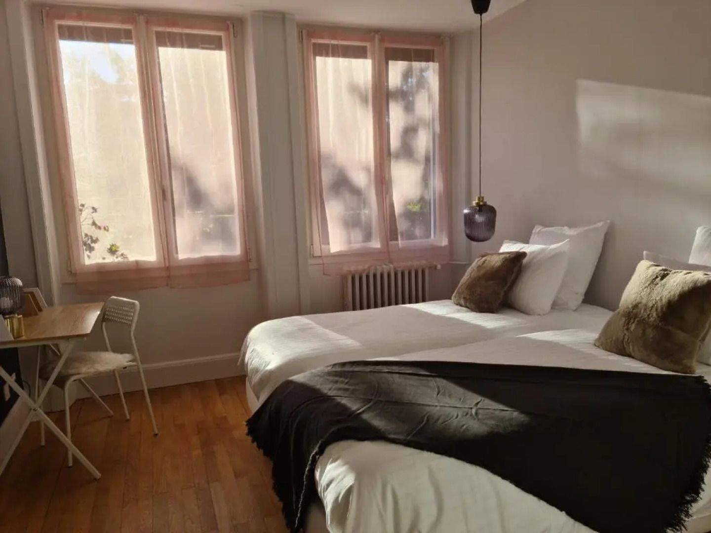 La Maison, 4 appartements 3 étoiles climatisés au centre ville avec jardin proche du Parc et des Thermes