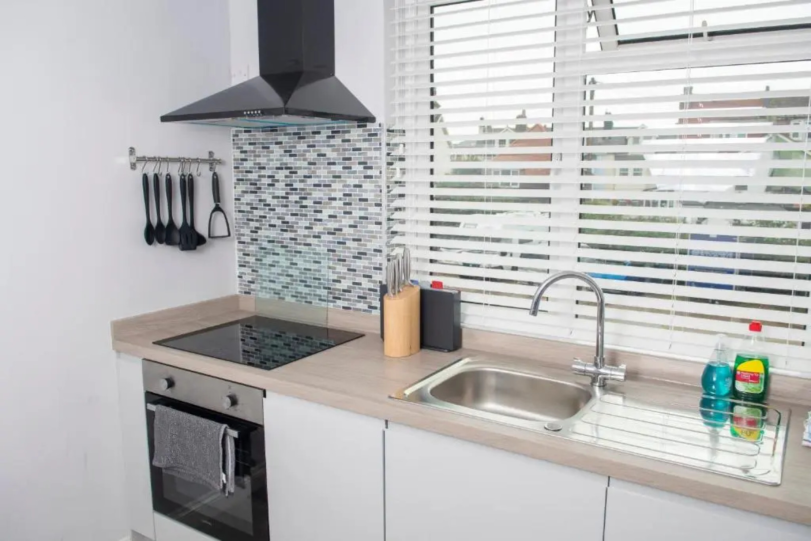 Esplanade Court Apartments With Seasonal Swimming Pool