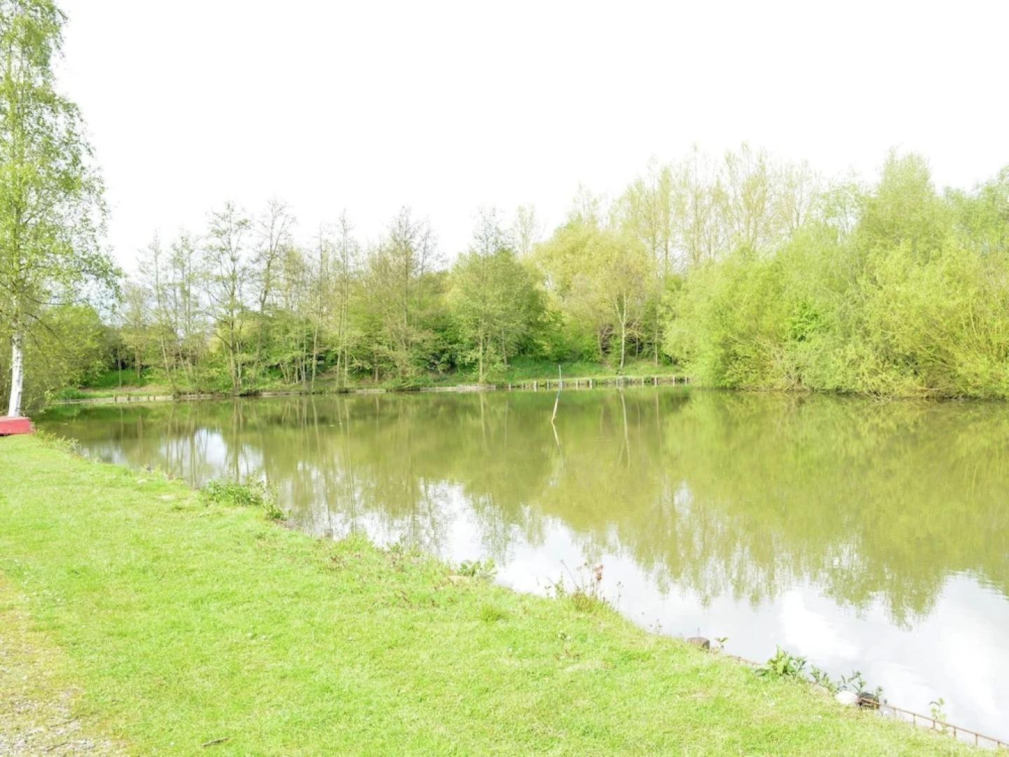 Quaint Chalet in Hannut with a Pond