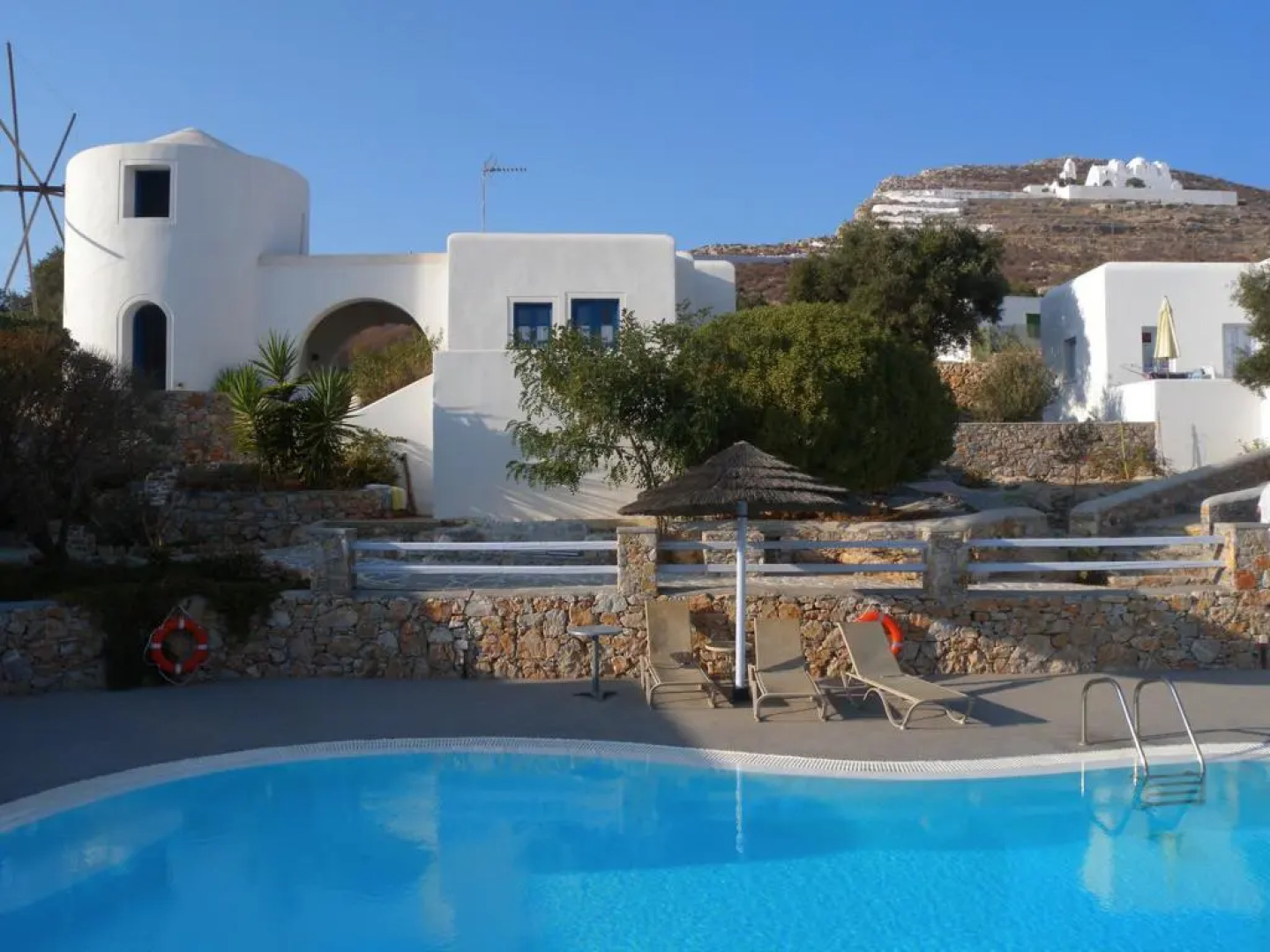 Haraki Studios & Apartments