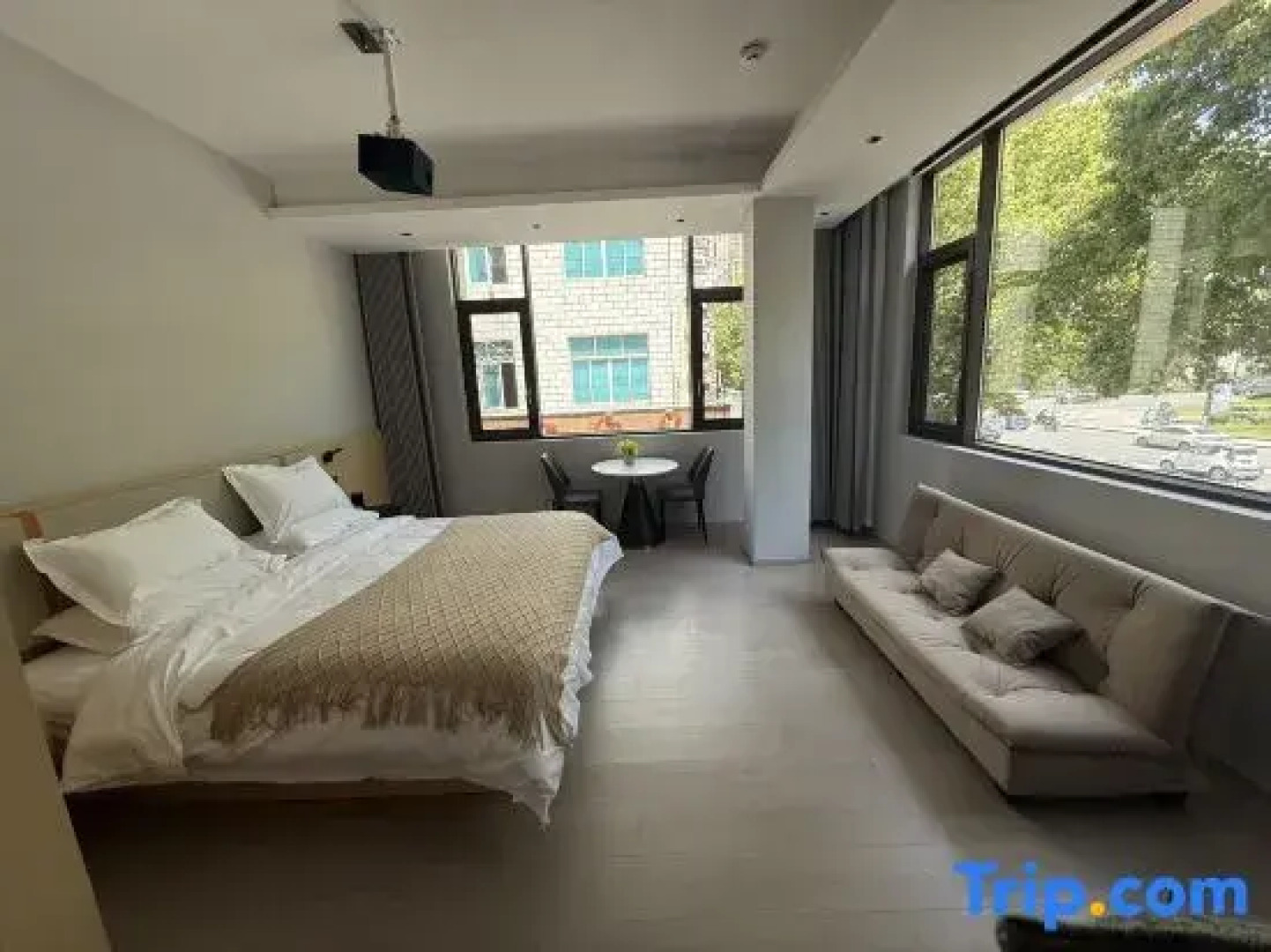 Yinghe Light Luxury Smart Homestay (Hengdian World Studios Store)