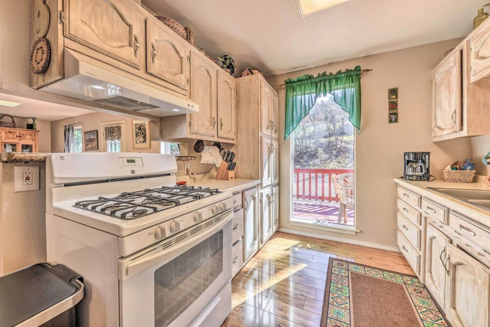 Dog-friendly Alto Escape w/ Hot Tub + Foosball!