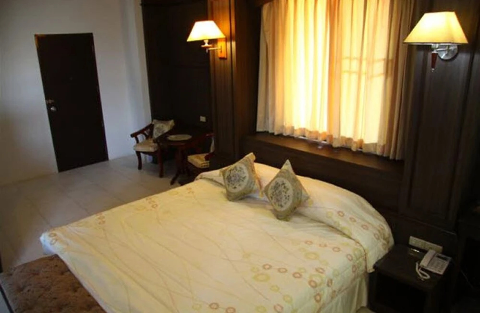 LJ The Emerald Hotel