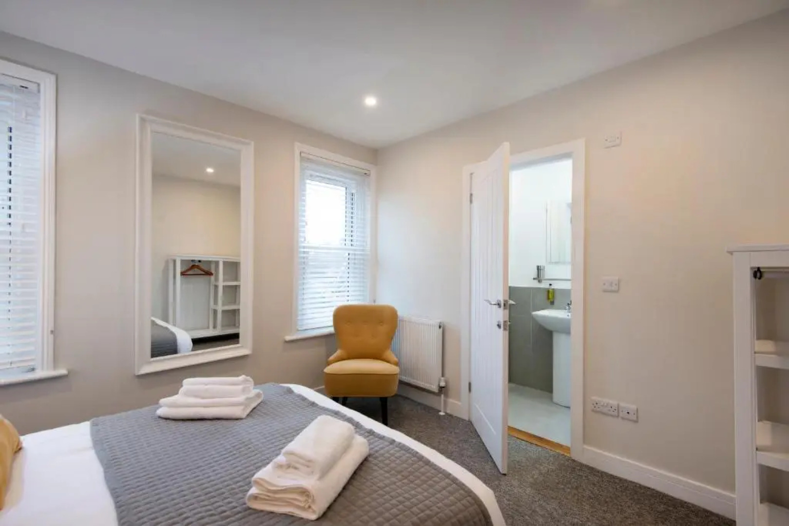 Oliverball Serviced Apartments - Flat D - Modern, top floor, 2 bedroom, 2 bathroom apartment in Central Southsea