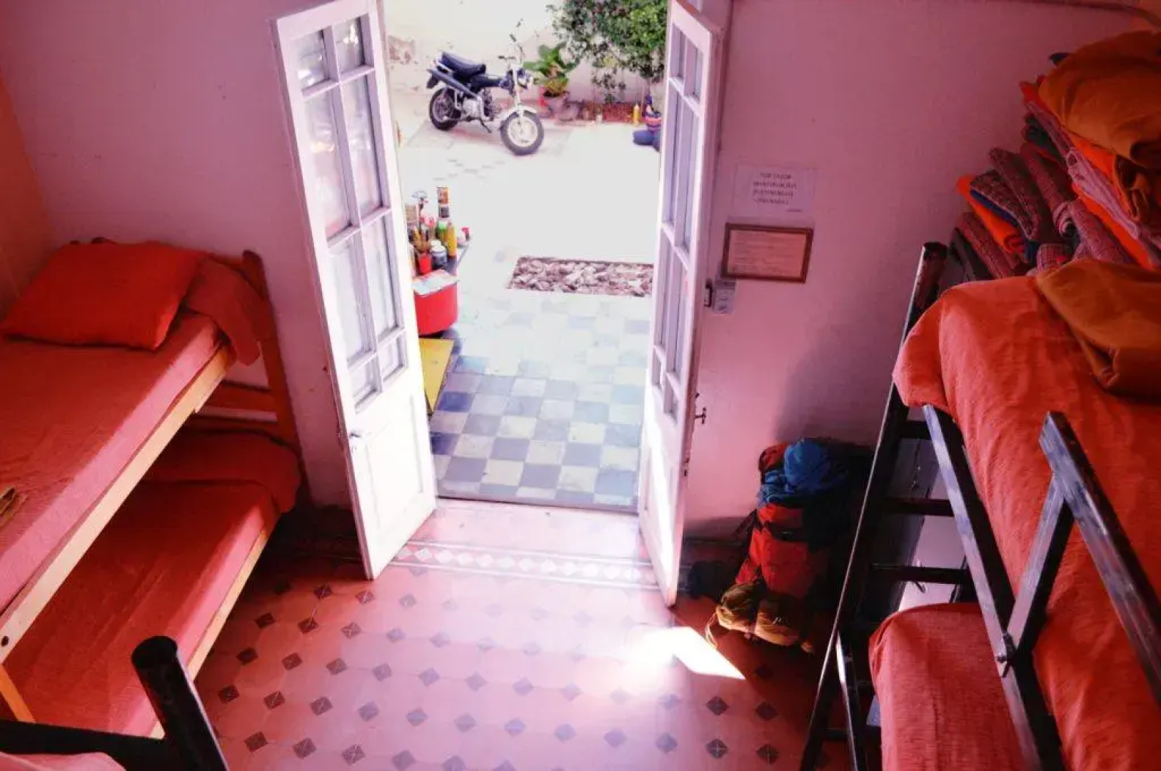Hipolito Raiz Hostel