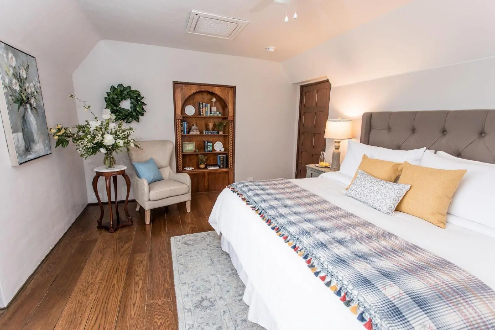 Hummingbird Estate Wine & Suites