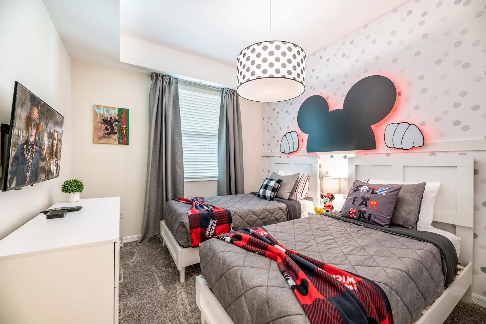 Charming condo with Mickey themed decorated bedroom near Disney