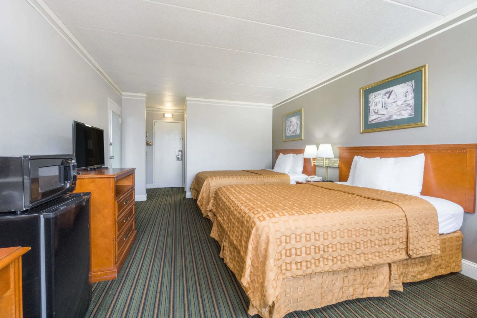 Days Inn And Suites Columbus East Airport