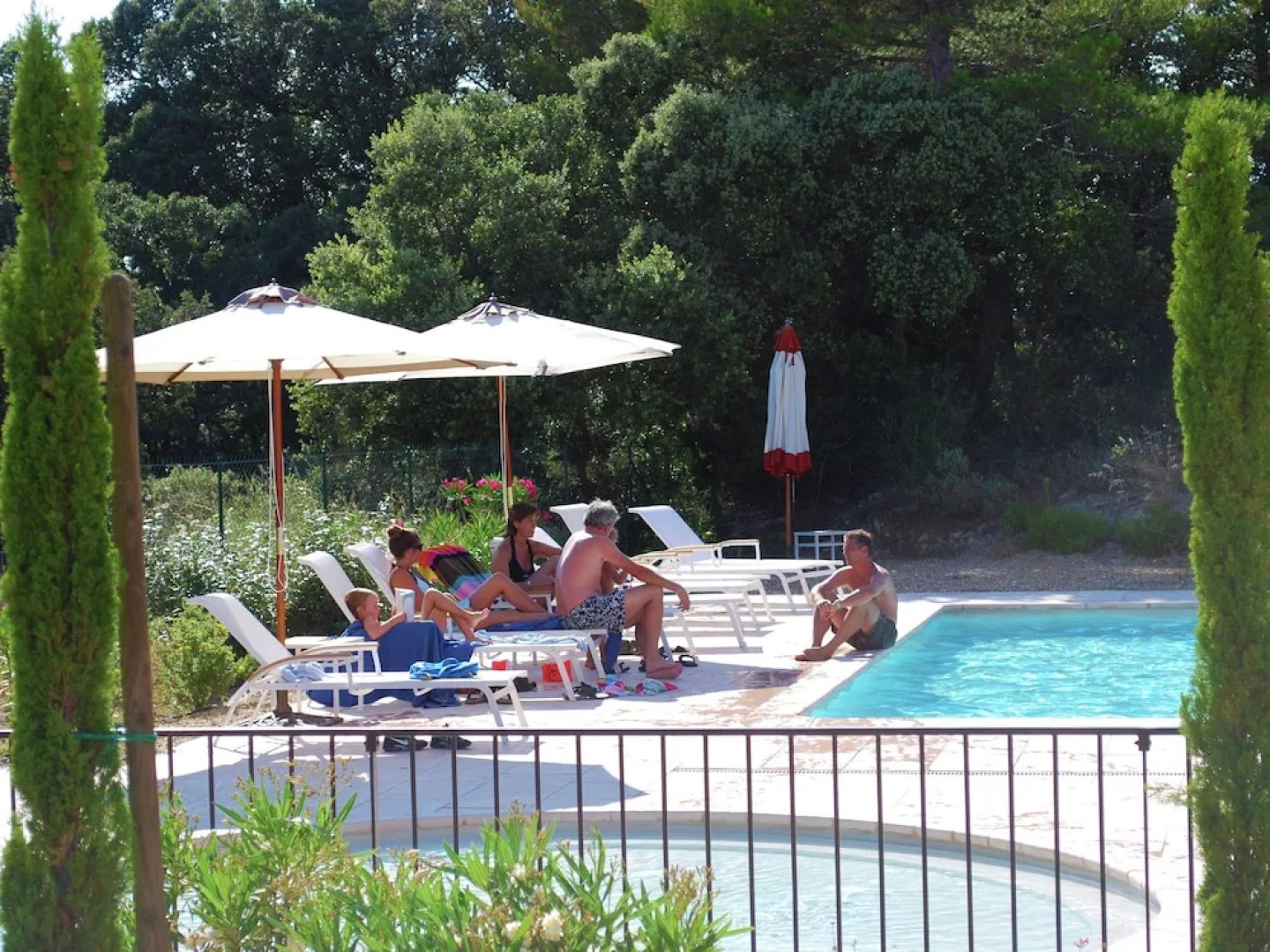 Modern Villa in Saumane-de-Vaucluse with Swimming Pool