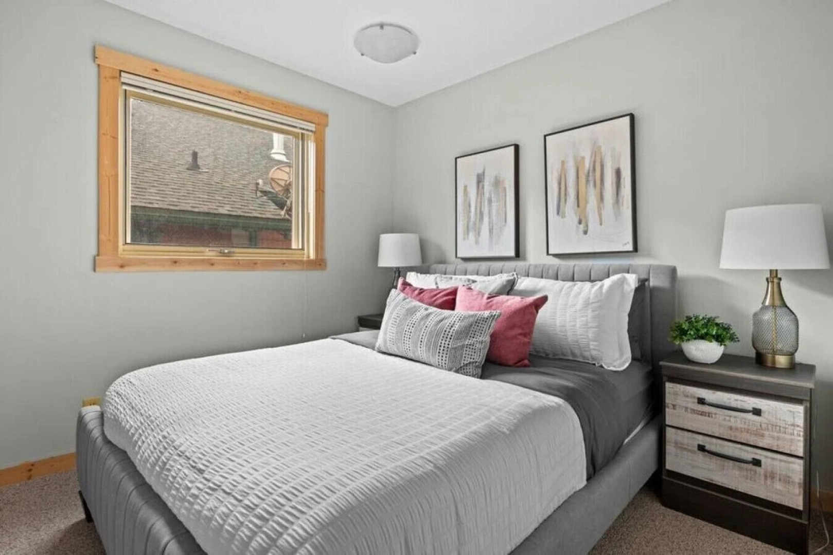 SPACIOUS 3,000 sq2 Luxury Home | PRIVATE Pool & Hot Tub | STEPS to Kinsmen Beach