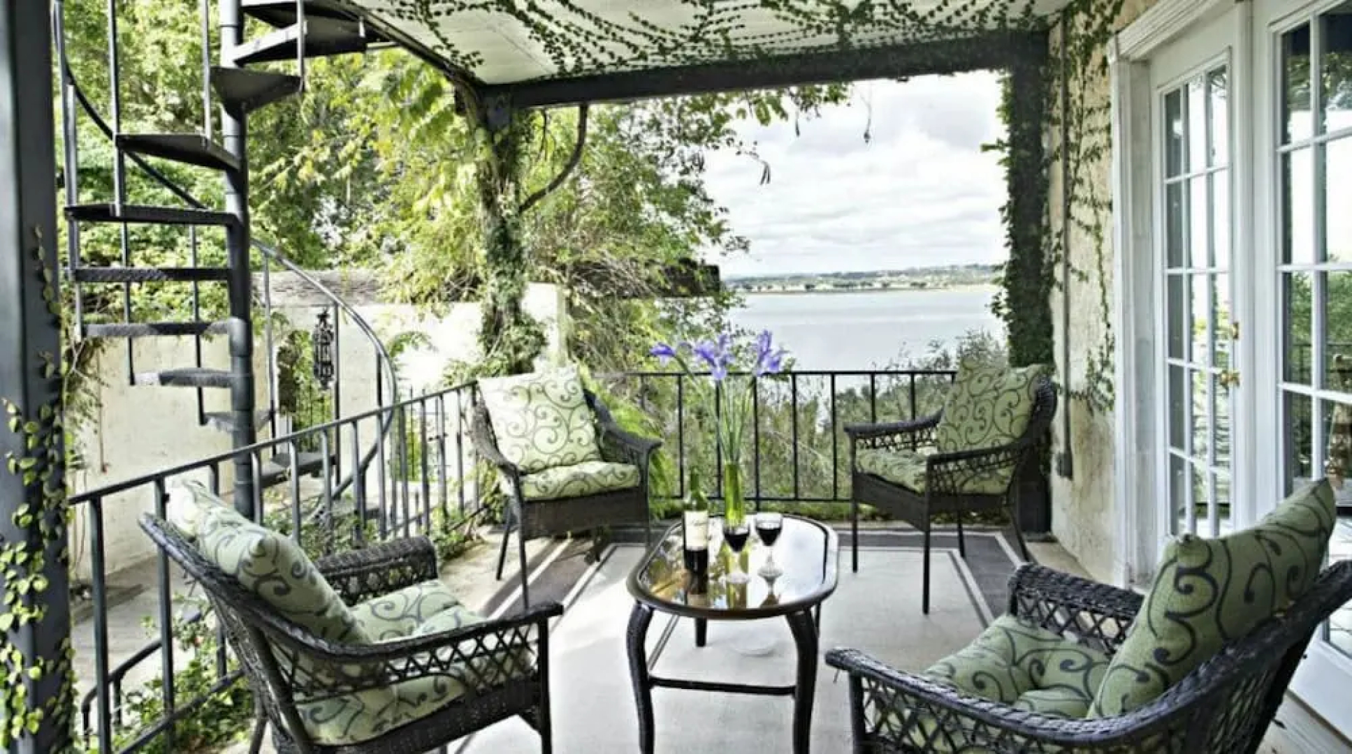 Lakehouse Bed and Breakfast