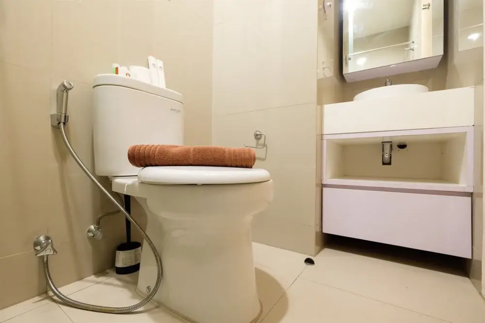 Homey Studio Room Tree Park Apartment near BSD City By Travelio