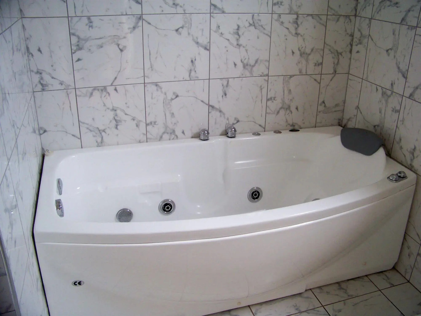 Aaron Court Motor Inn