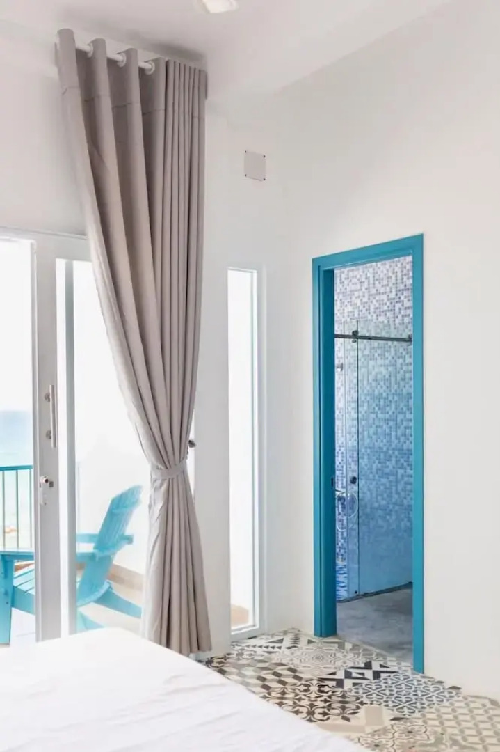 Blue Anchor Lodge & Cafe-Binh Ba Island