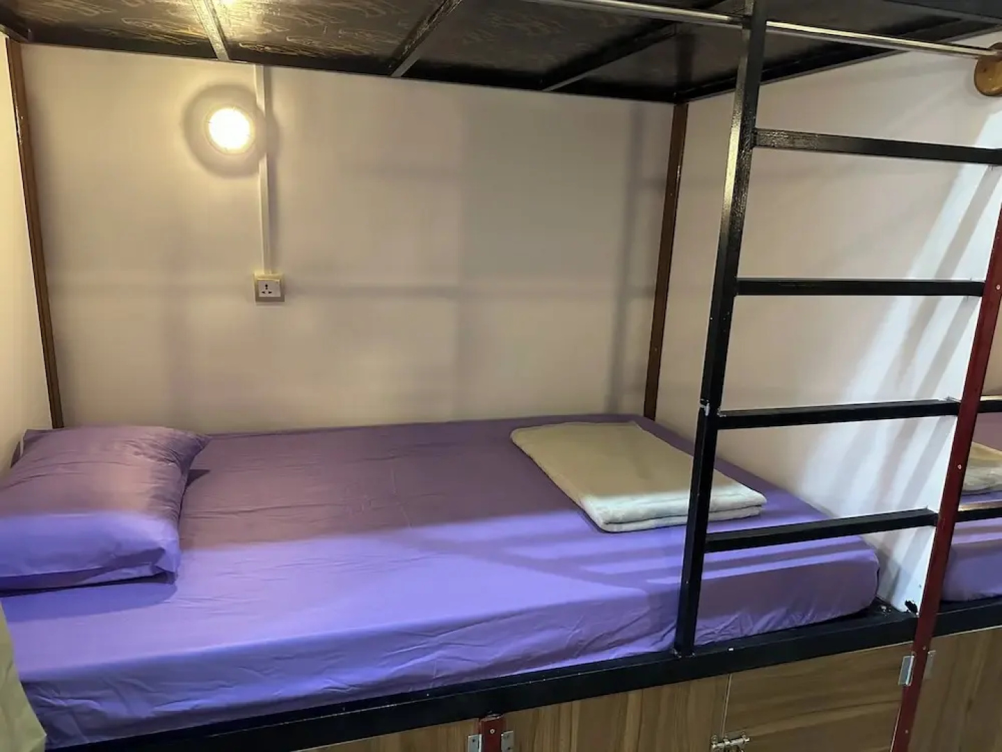 White Beach Hostel
