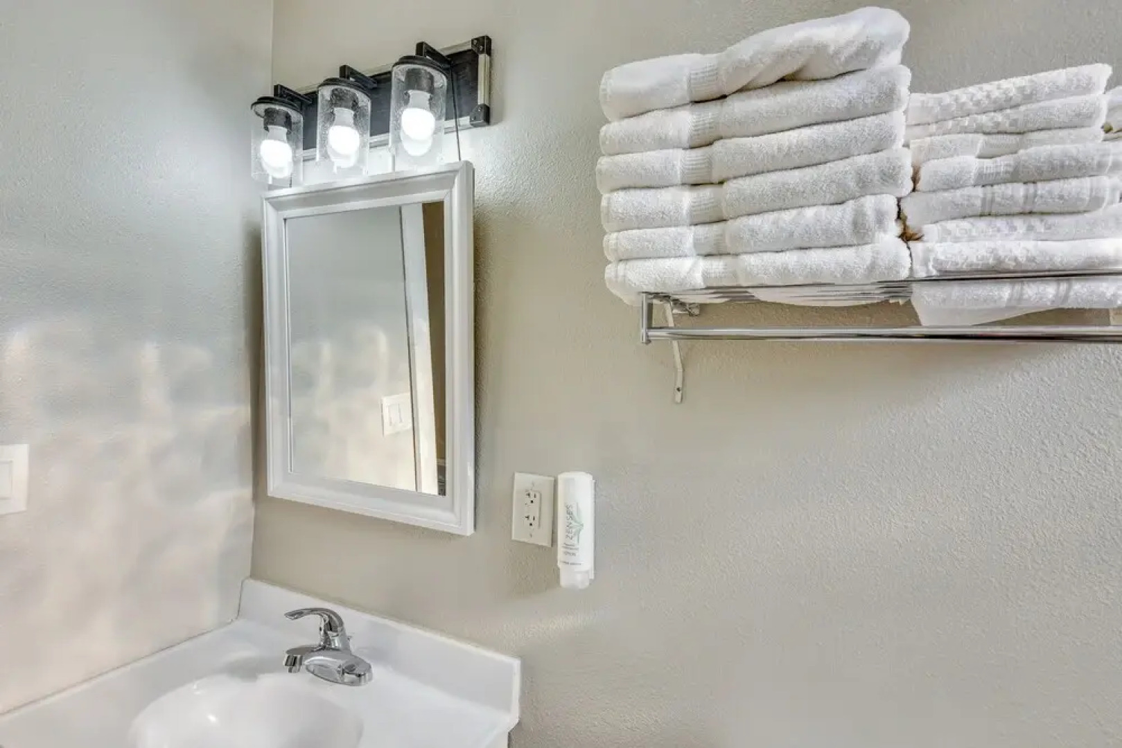 2 Mi to Warren Dunes - Bright Sawyer Apartment!