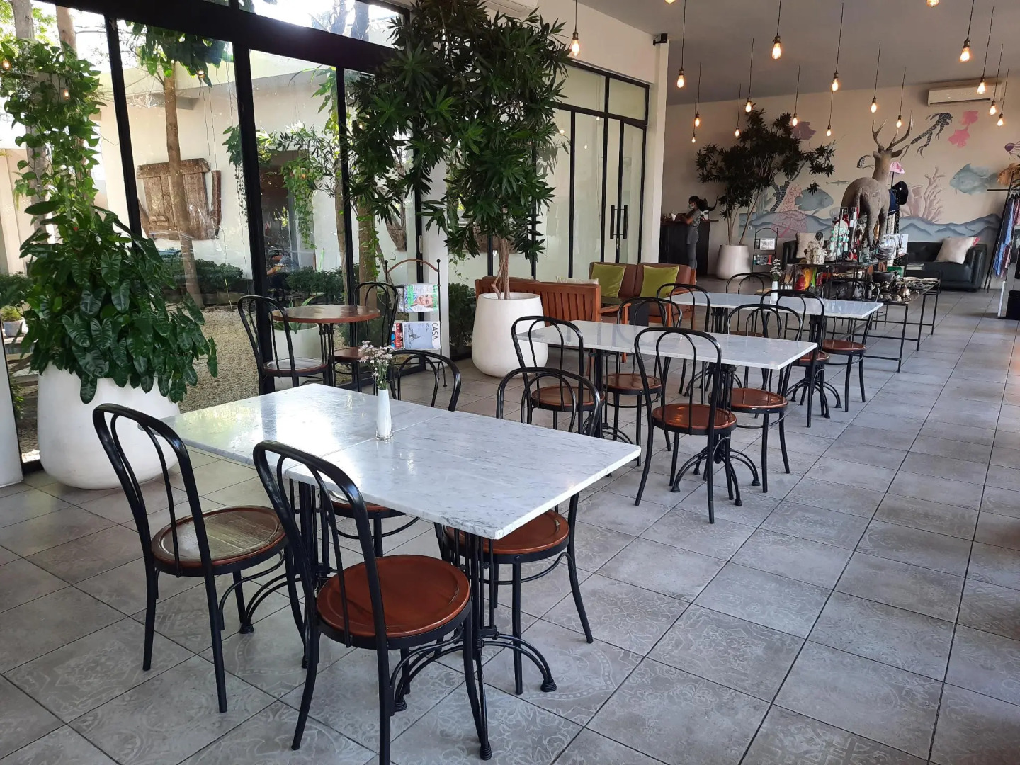 Lovinalife Room & Cafe