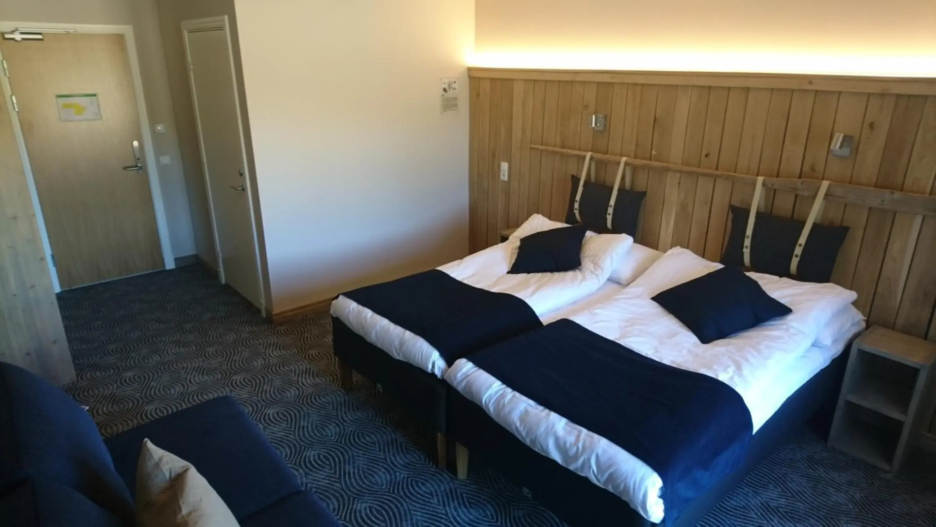 Tiraholms hotell