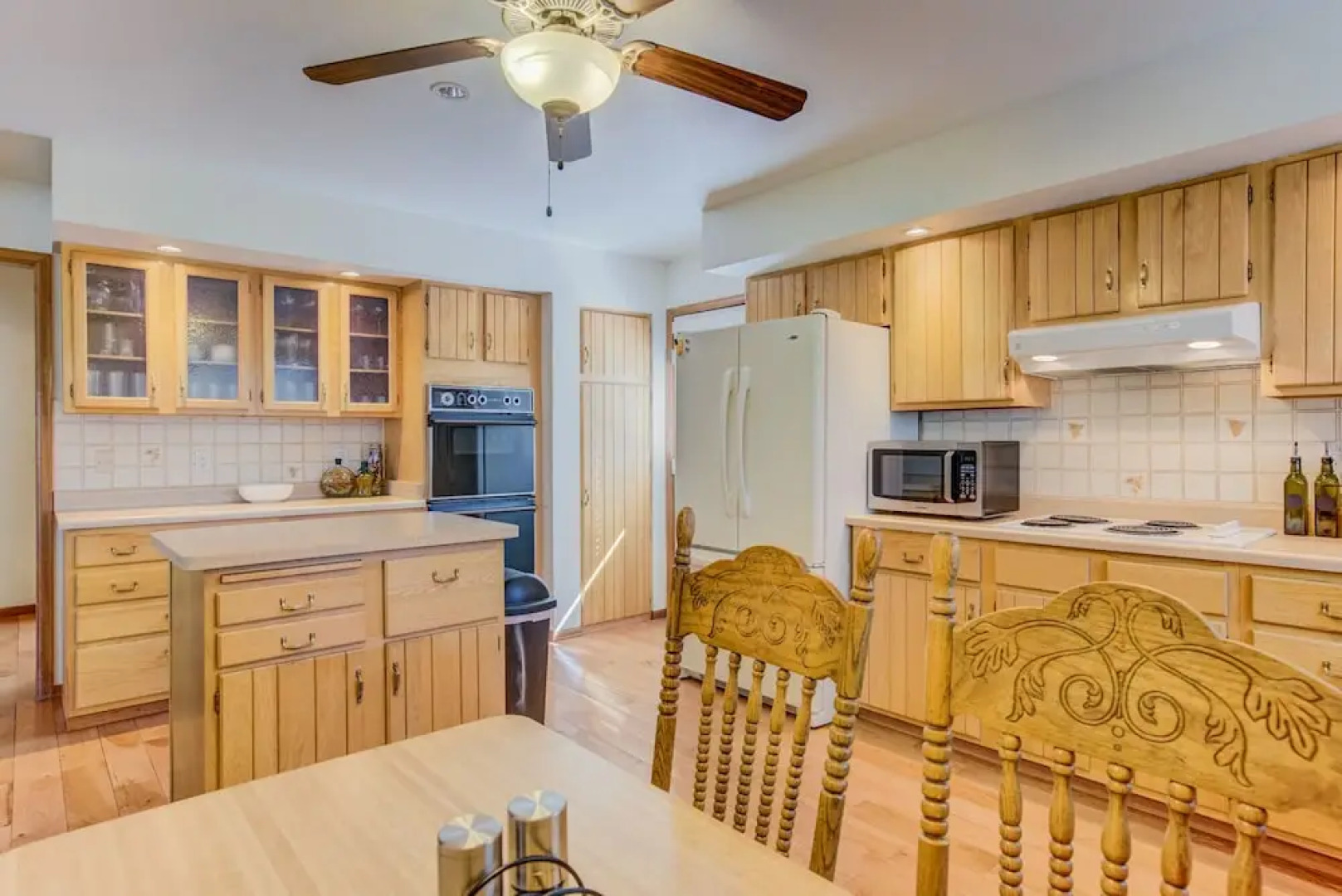 4 BR Country Home in Suburbs W/trails & Parks