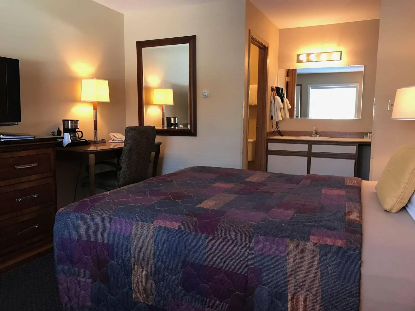Lakeshore Inn & Suites