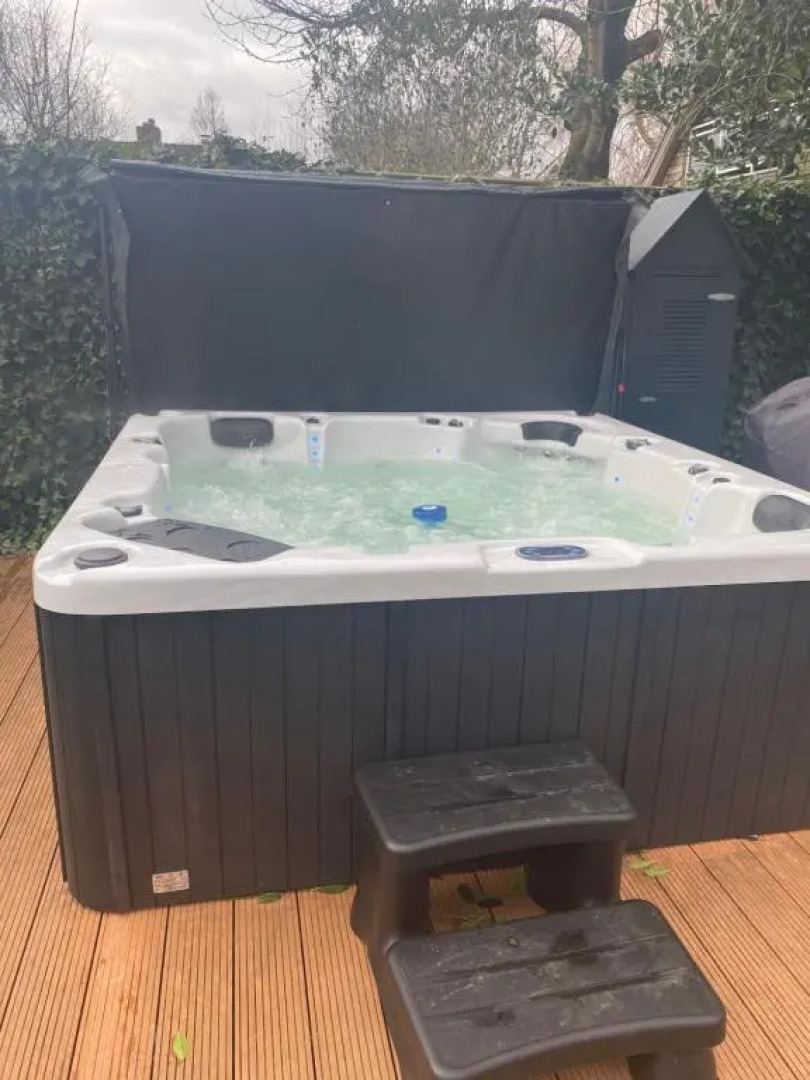 Casa aan de Plas, B&B met hottub en jacuzzi