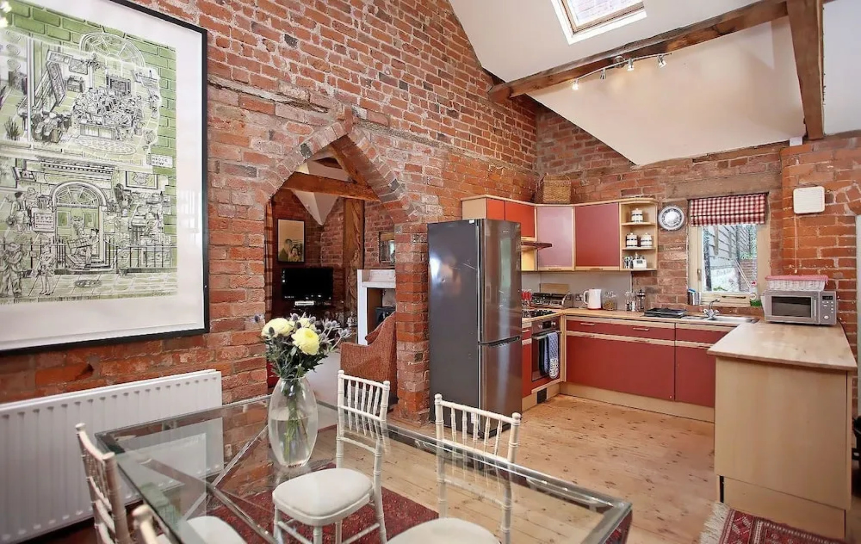 Beautifully converted 19th century coach house with stunning ground fl