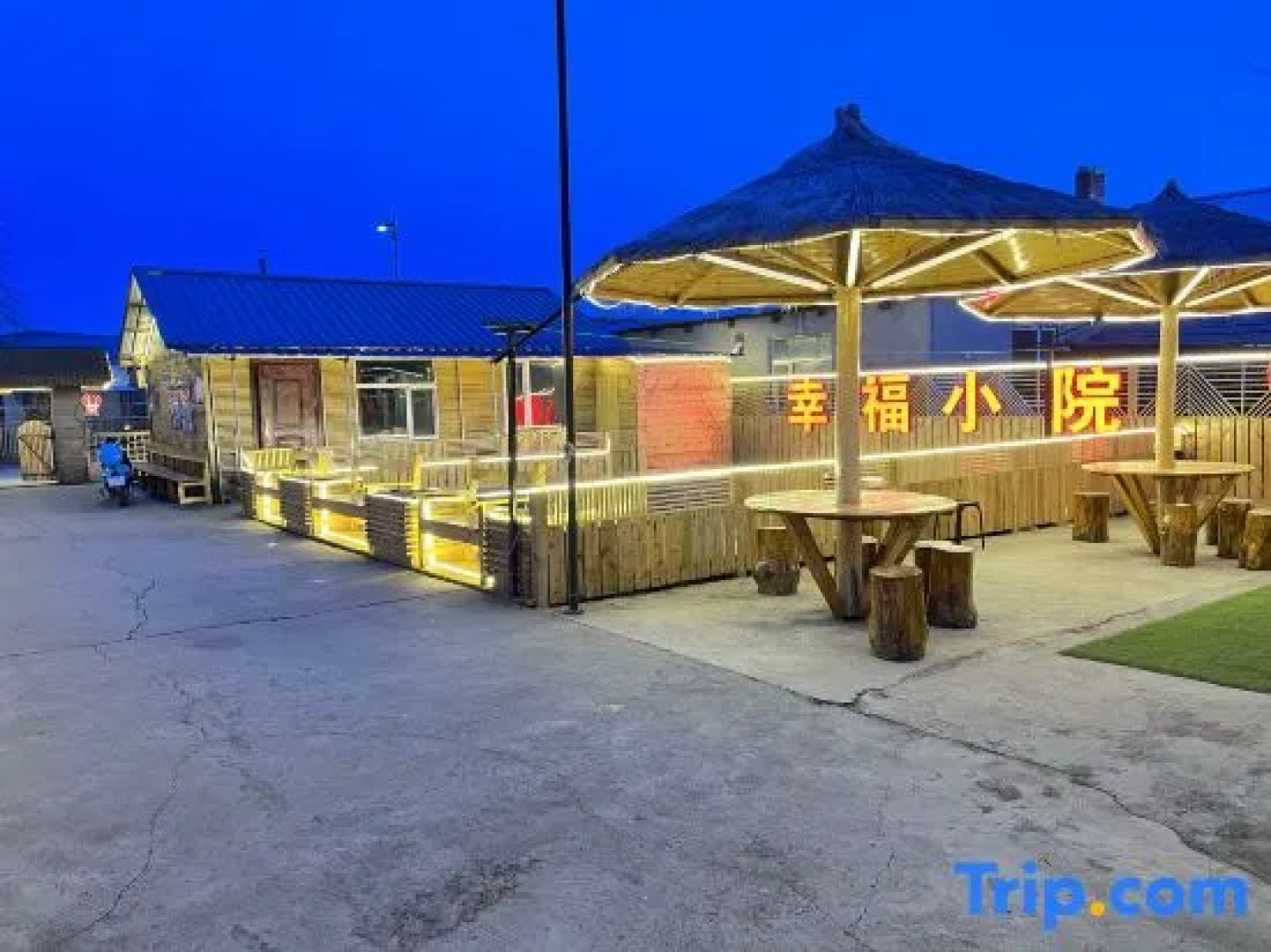 Arctic Village Snowman Chalet