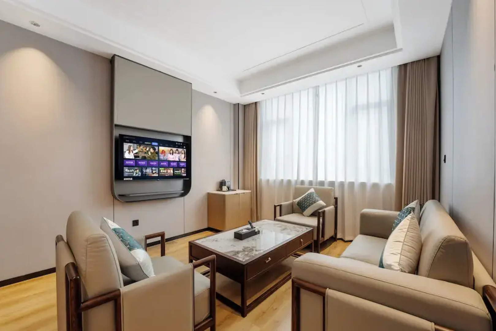 Wanzai Yijia La Maison Hotel