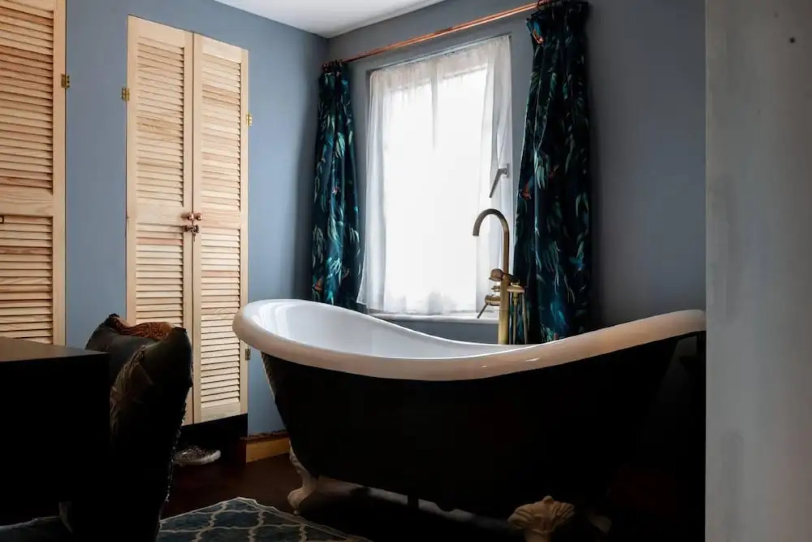 3br-fireplace-hottub-garden-parking