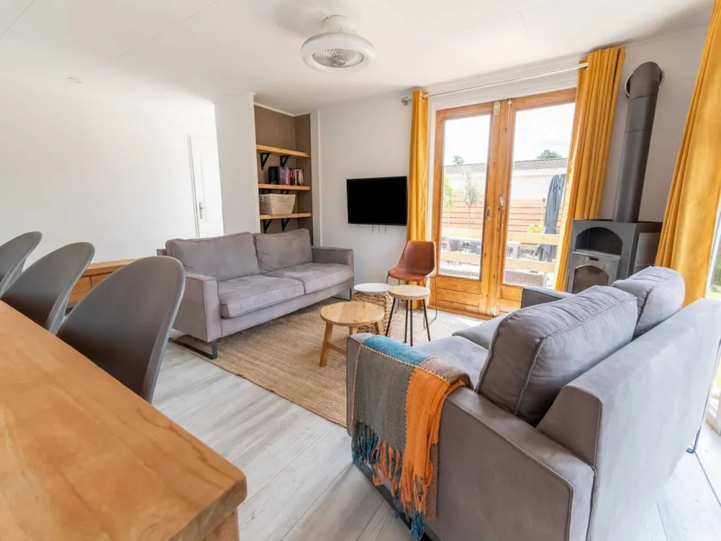 Idyllic Holiday Home in Ooltgensplaat on the Water