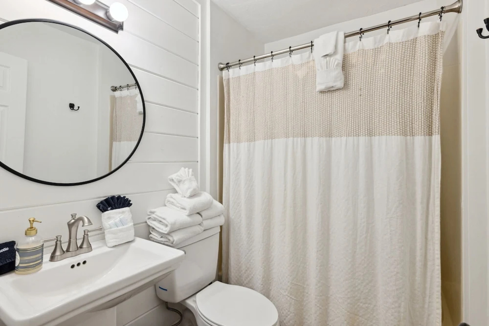 Bluff Mountain Bungalow 4 Bedroom Home by RedAwning