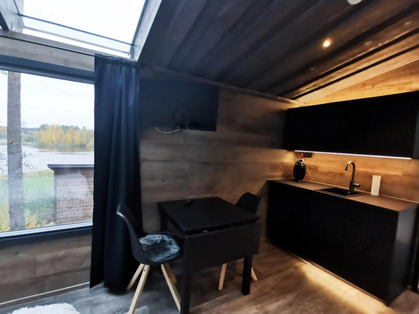 Glass Igloos by the water - Lasisviitit