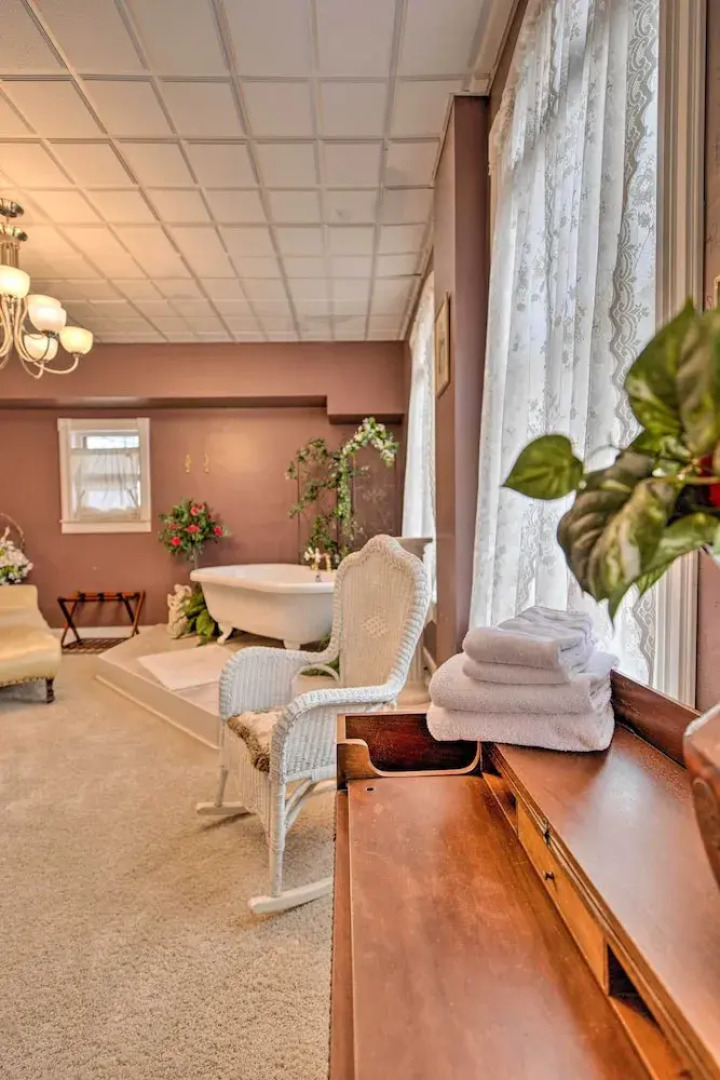 Pet-friendly Apt: 2 Blocks to Riverside Park!