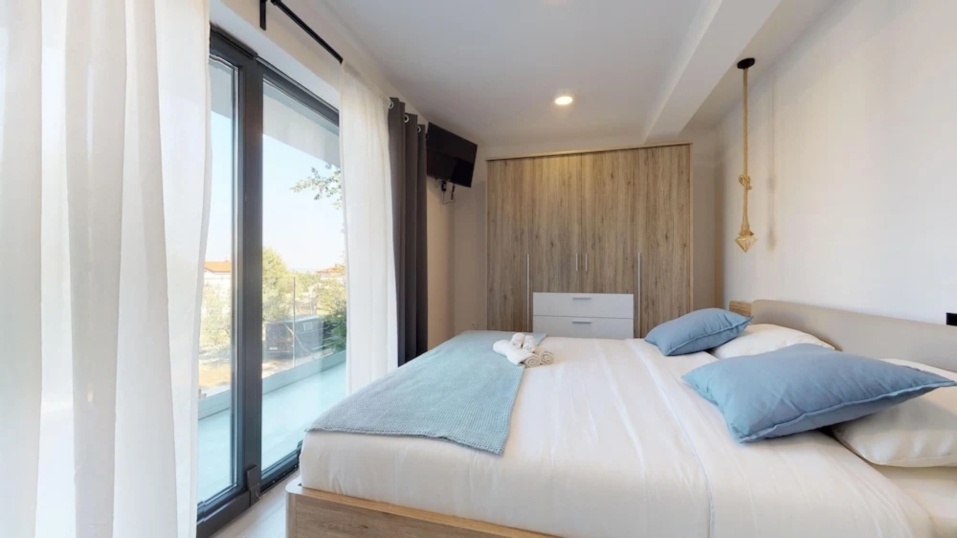 Charming Coastal Escape With Sea Views - 7 Guests