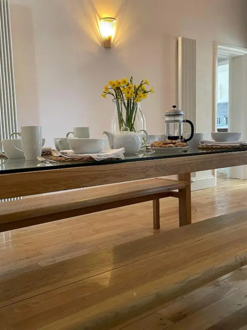 The Clock Tower Apartment - Large, Modern, 2 bed apartment, Southsea with Free parking - sleeps 4