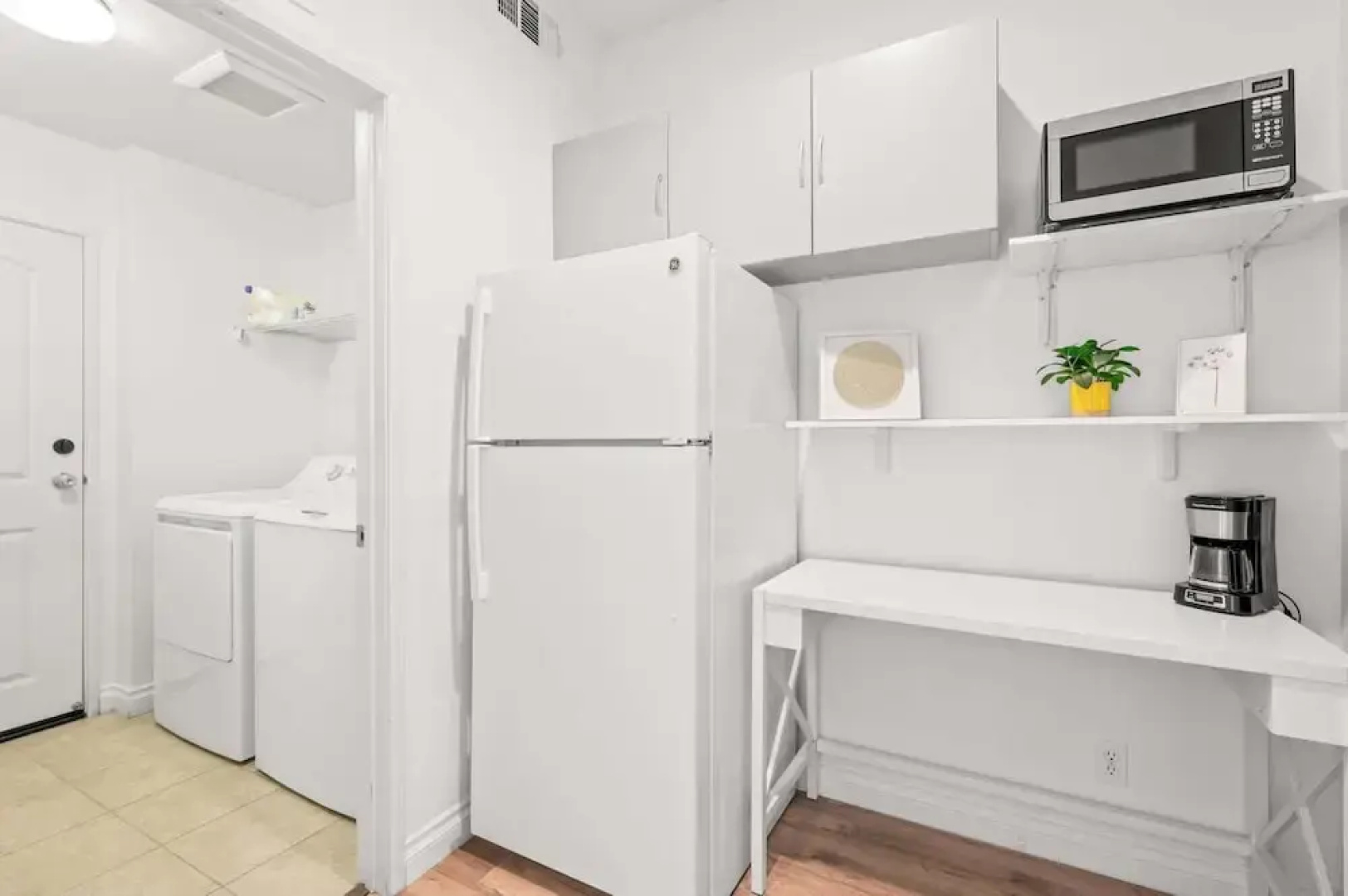 Private Entry Suite w Patio Bath Kitchenette